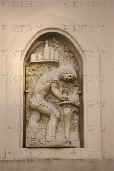 France, ile de france, paris, 18 passage de la main d'or, bas relief, sculpture dans une niche, alcoolisme, boisson, homme avachi sur sa table

Date : 2011-2012