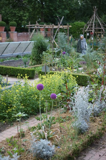 France, ile de france, paris, 12e arrondissement, bercy, parc de bercy, maison du jardinage, jardins potagers des enfants, epouvantail

Date : 2011-2012