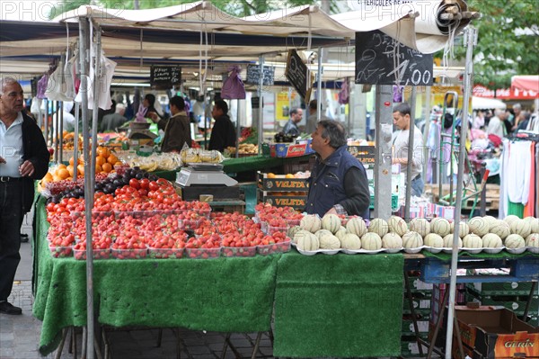 France, ile de france, paris, 12e arrondissement , rue et place d'aligre, marche, fruits et legumes

Date : 2011-2012