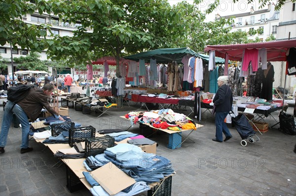 France, ile de france, paris, 12e arrondissement , rue et place d'aligre, marche, fripes et vetements

Date : 2011-2012