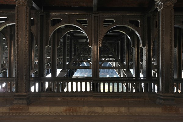 France, ile de france, paris 7e-16e arrondissement pont alexandre III, sous le pont, arches metalliques, rivets, fives lille,