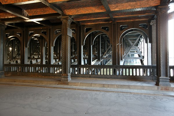 France, ile de france, paris 7e-16e arrondissement,  pont alexandre III, seine,  sous le pont, arches metalliques, rivets, fives lille,