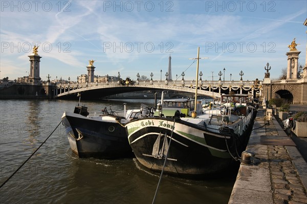 France, ile de france, paris 7e-16e arrondissement,  pont alexandre III, seine, peniche, port, quai,