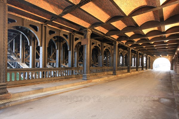 France, ile de france, paris 8e arrondissement, sous le pont alexandre III, poutrelles et rivets, ateliers fives lille, 1905,