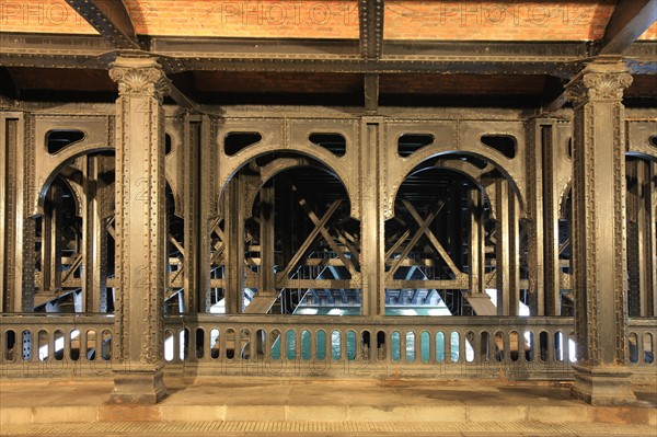 France, ile de france, paris 8e arrondissement, sous le pont alexandre III, poutrelles et rivets, ateliers fives lille, 1905,