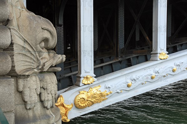 France, ile de france, paris 8e arrondissement, sous le pont alexandre III, poutrelles et rivets, ateliers fives lille, 1905,