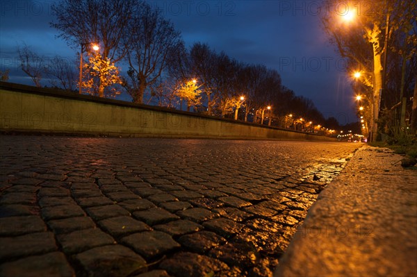 france, region ile de france, paris 16e arrondissement,avenue de new york, paves, souterrain, rue, tunnel, nuit, eclairage public, lampadaires, petit matin,