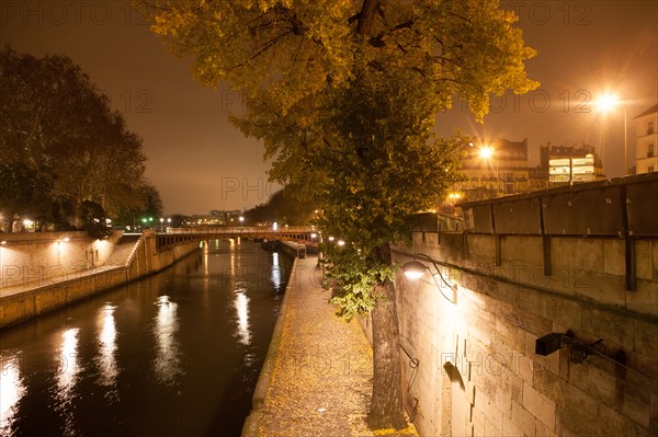 france, ile de france, paris, 1e arrondissement, quai de montebello, seine, nuit, matin, eau, passant, notre dame,