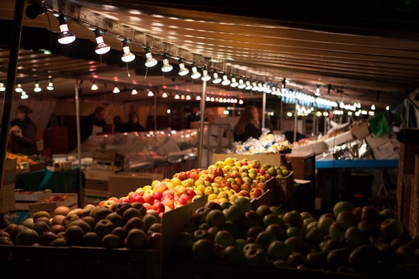 france, region ile de france, paris 7e arrondissement, avenue de saxe, marche de saxe breteuil, commerce, preparation des etals au petit matin, nuit, tour montparnasse au fond,