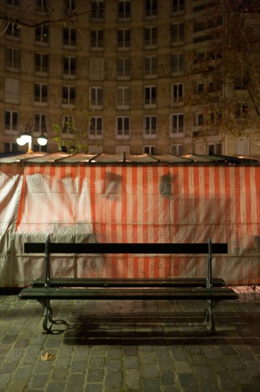 france, region ile de france, paris 7e arrondissement, avenue de saxe, marche de saxe breteuil, commerce, preparation des etals au petit matin, nuit, tour montparnasse au fond,