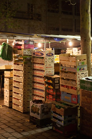 france, region ile de france, paris 7e arrondissement, avenue de saxe, marche de saxe breteuil, commerce, preparation des etals au petit matin, nuit, tour montparnasse au fond,