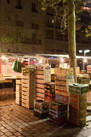 france, region ile de france, paris 7e arrondissement, avenue de saxe, marche de saxe breteuil, commerce, preparation des etals au petit matin, nuit, tour montparnasse au fond,