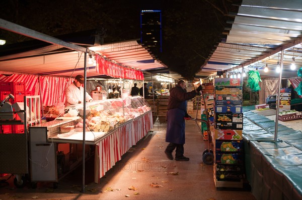 france, region ile de france, paris 7e arrondissement, avenue de saxe, marche de saxe breteuil, commerce, preparation des etals au petit matin, nuit, tour montparnasse au fond,