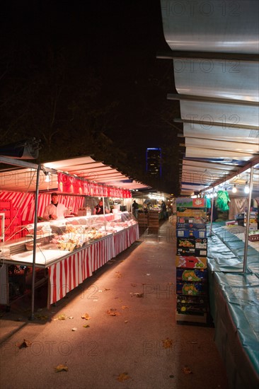 france, region ile de france, paris 7e arrondissement, avenue de saxe, marche de saxe breteuil, commerce, preparation des etals au petit matin, nuit, tour montparnasse au fond,