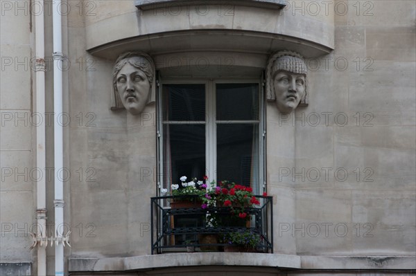 france, region ile de france, paris 7e arrondissement, rue de l'universite, detail batiment, figures sous balcon, tete,
