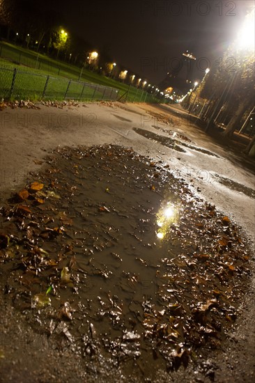 france, region ile de france, paris 7e arrondissement, champ de mars, allee de nuit, petit matin, kiosque, banc,