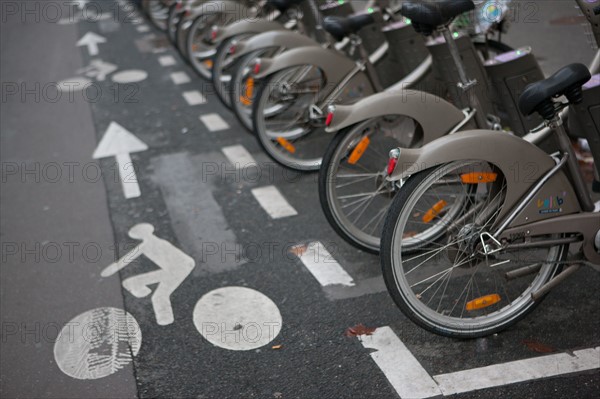 france, region ile de france, paris 7e arrondissement, rue de l'universite, station velib, cyclisme, transport urbain ecologique, signaletique