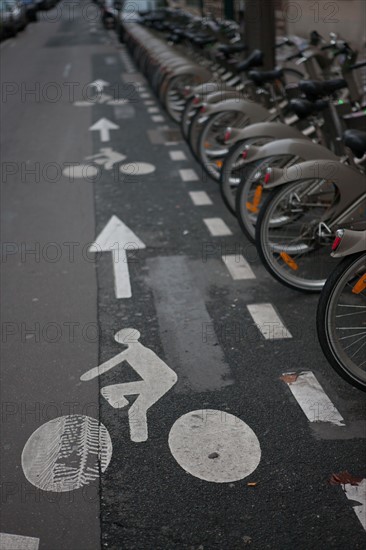 france, region ile de france, paris 7e arrondissement, rue de l'universite, station velib, cyclisme, transport urbain ecologique, signaletique