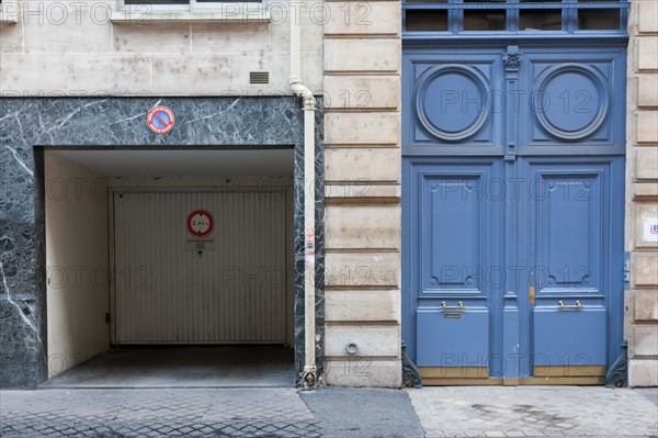 france, region ile de france, paris 7e arrondissement, rue de l'universite, entree de parking, porte d'immeuble a cote,
