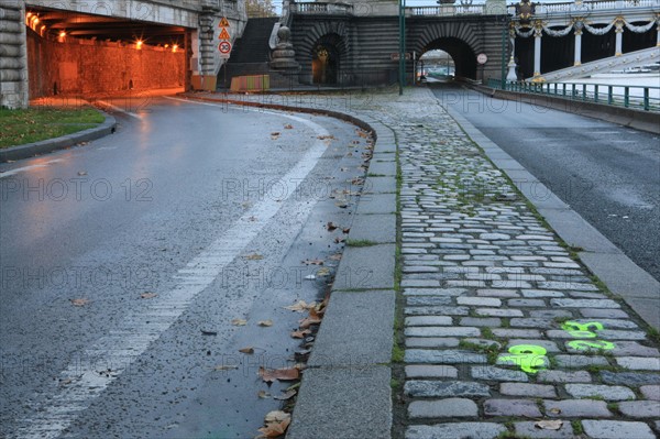 france, region ile de france, paris 7e arrondissement, pile du pont alexandre III, tunnel souterrain sous le pont, circulation, matin, fin de nuit, eclairage,