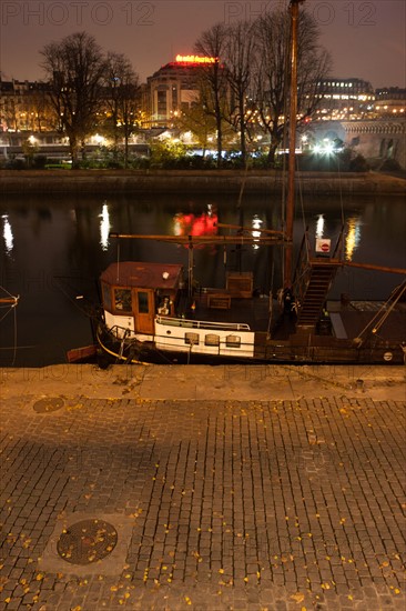 france, ile de france, paris,6e arrondissement, quai de conti, peniches, seine, velo, nuit, matin,