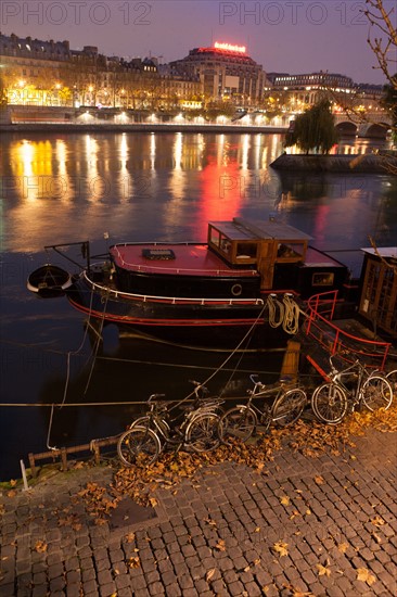 france, ile de france, paris,6e arrondissement, quai de conti, peniches, seine, velo, nuit, matin,