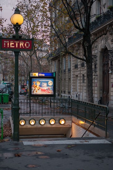 france, region ile de france, paris, place d'iena, station de metro, detail, escaliers, eclairage,