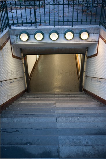 france, region ile de france, paris, place d'iena, station de metro, detail, escaliers, eclairage,