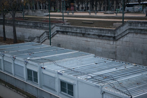 france, region ile de france, paris 16e arrondissement, place et pont de l'alma, toits de cabines de chantier algeco,quai d'orsay, signes de ville, matin,