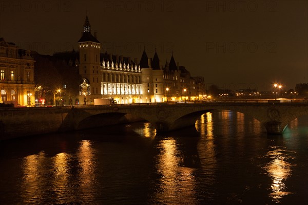 france, ile de france, paris, 1e arrondissement, ile de la cite, seine, quai de l'horloge, conciergerie depuis le quai de gesvres, nuit, matin,