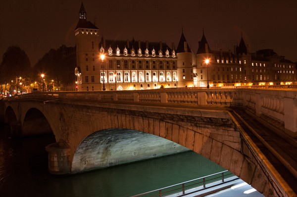 france, ile de france, paris, 1e arrondissement, ile de la cite, seine, quai de l'horloge, conciergerie depuis le quai de gesvres, nuit, matin,