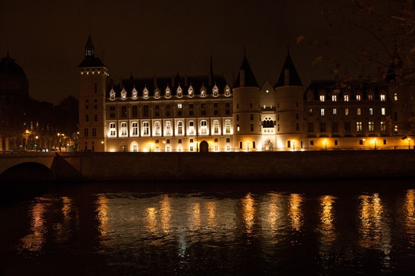 france, ile de france, paris, 1e arrondissement, ile de la cite, seine, quai de l'horloge, conciergerie depuis le quai de gesvres, nuit, matin,