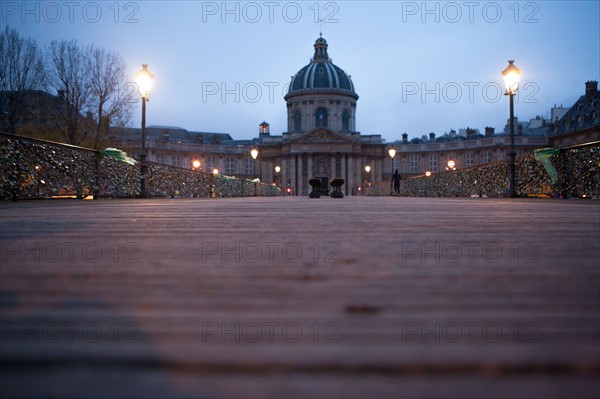 france, ile de france, paris, 6e arrondissement, pont des arts, entre quai de conti et musee du louvre, seine, nuit, cadenas, petit matin, institut de france, academie, coupole