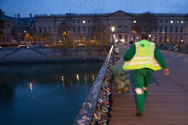 france, ile de france, paris, 6e arrondissement, pont des arts, entre quai de conti et musee du louvre, seine, nuit, cadenas, petit matin,