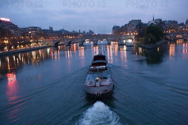 france, ile de france, paris, 6e arrondissement, pont des arts, entre quai de conti et musee du louvre, seine, nuit, cadenas, petit matin,