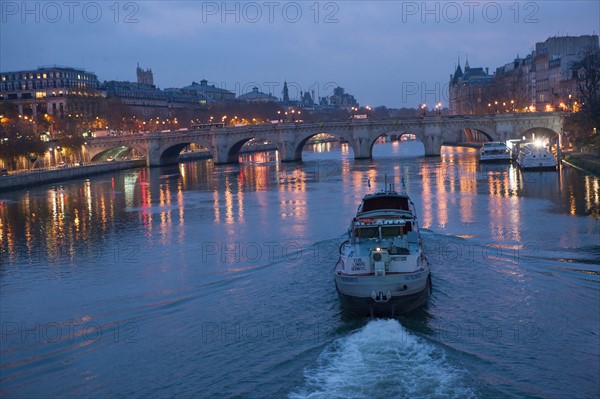 france, ile de france, paris, 6e arrondissement, pont des arts, entre quai de conti et musee du louvre, seine, nuit, cadenas, petit matin,