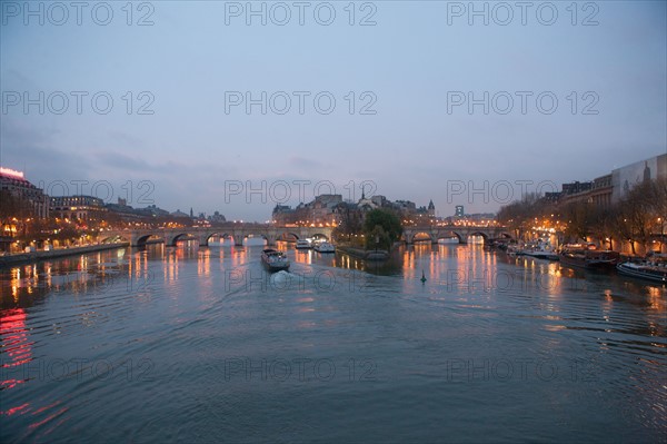 france, ile de france, paris, 6e arrondissement, pont des arts, entre quai de conti et musee du louvre, seine, nuit, cadenas, petit matin,