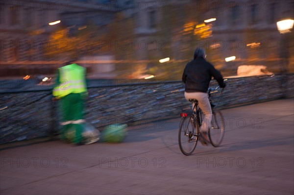 france, ile de france, paris, 6e arrondissement, pont des arts, entre quai de conti et musee du louvre, seine, nuit, cadenas, petit matin,