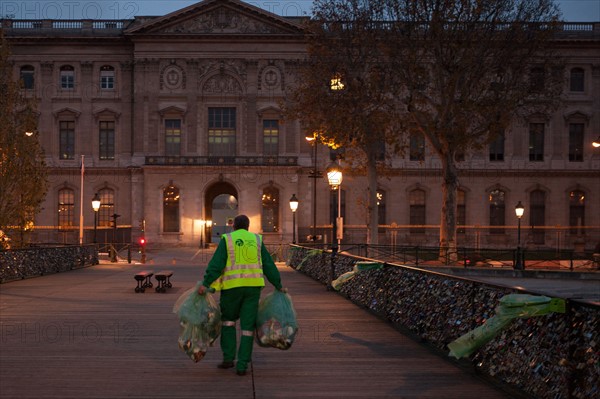 france, ile de france, paris, 6e arrondissement, pont des arts, entre quai de conti et musee du louvre, seine, nuit, cadenas, petit matin,