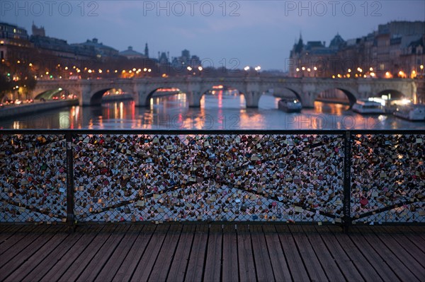 france, ile de france, paris, 6e arrondissement, pont des arts, entre quai de conti et musee du louvre, seine, nuit, cadenas, petit matin,