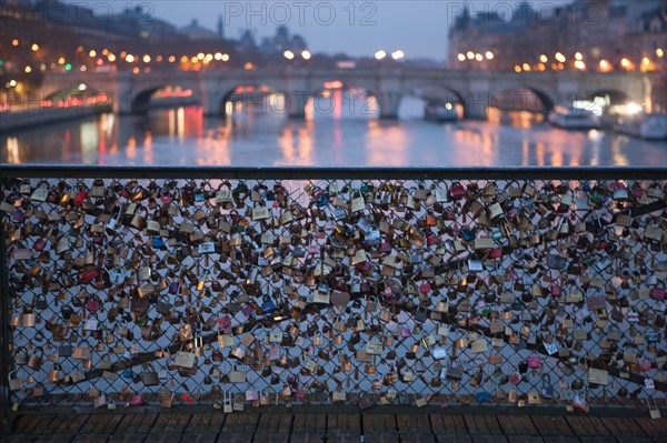 france, ile de france, paris, 6e arrondissement, pont des arts, entre quai de conti et musee du louvre, seine, nuit, cadenas, petit matin,