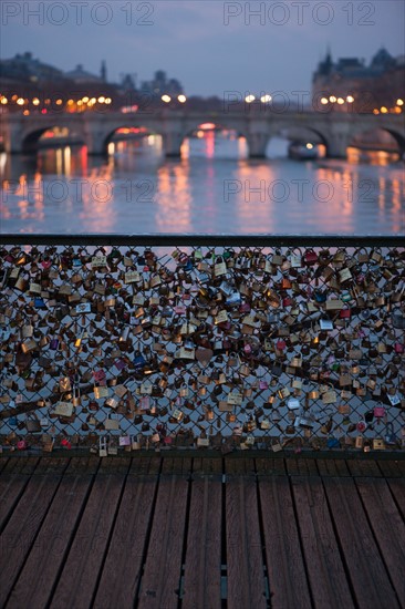 france, ile de france, paris, 6e arrondissement, pont des arts, entre quai de conti et musee du louvre, seine, nuit, cadenas, petit matin,