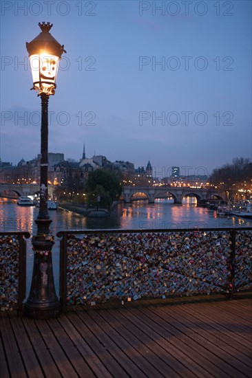 france, ile de france, paris, 6e arrondissement, pont des arts, entre quai de conti et musee du louvre, seine, nuit, cadenas, petit matin,