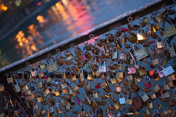 france, ile de france, paris, 6e arrondissement, pont des arts, entre quai de conti et musee du louvre, seine, nuit, cadenas, petit matin,