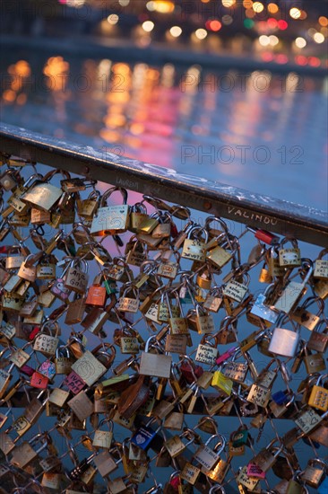 france, ile de france, paris, 6e arrondissement, pont des arts, entre quai de conti et musee du louvre, seine, nuit, cadenas, petit matin,