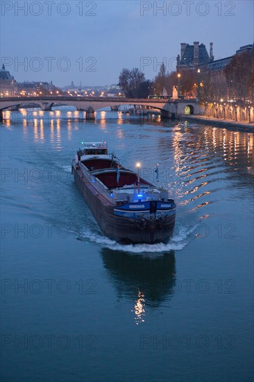 france, ile de france, paris, 6e arrondissement, pont des arts, entre quai de conti et musee du louvre, seine, nuit, cadenas, petit matin,