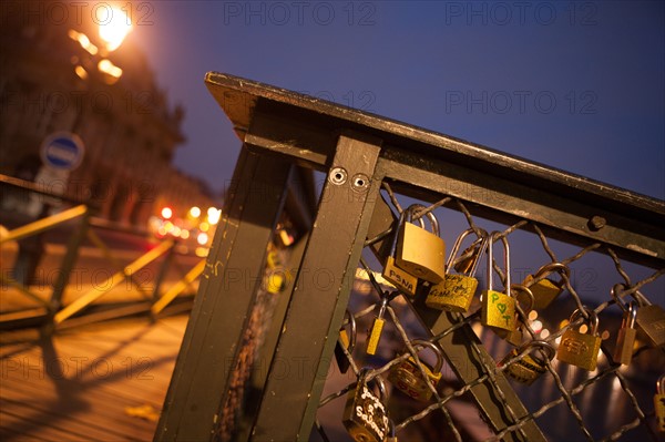 france, ile de france, paris, 6e arrondissement, pont des arts, entre quai de conti et musee du louvre, seine, nuit, cadenas, petit matin,