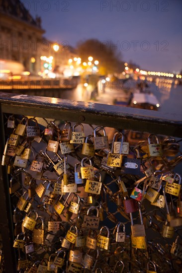 france, ile de france, paris, 6e arrondissement, pont des arts, entre quai de conti et musee du louvre, seine, nuit, cadenas, petit matin,