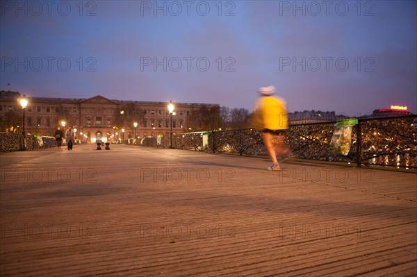 france, ile de france, paris, 6e arrondissement, pont des arts, entre quai de conti et musee du louvre, seine, nuit, cadenas, petit matin,