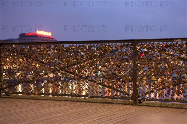 france, ile de france, paris, 6e arrondissement, pont des arts, entre quai de conti et musee du louvre, seine, nuit, cadenas, petit matin,